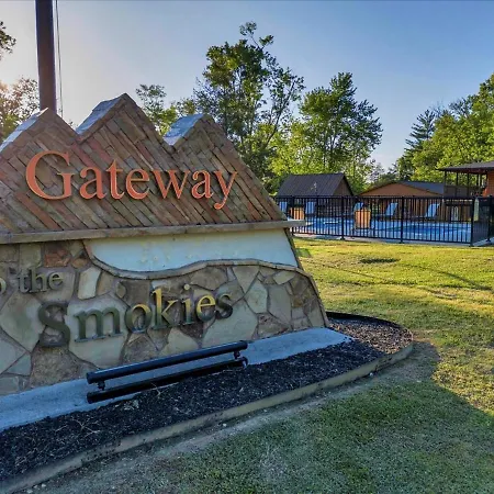 Studio Cabin With Loft Near Smoky Mountains-3